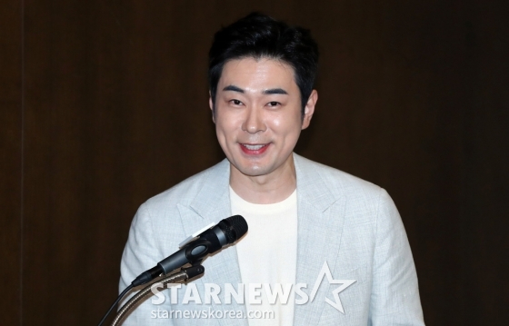 [서울=뉴시스] 김혜진 기자 = 조충현 아나운서가 9일 오후 서울 마포구 아만티 서울에서 열린 ENA 새 예능 프로그램 &#039;눈떠보니 OOO&#039; 제작발표회에서 인사말을 하고 있다.  &#039;눈떠보니 OOO&#039;는 어느 날 갑자기 OOO의 삶을 살게 된 스타들의 우당탕탕 리얼 일상 생존기. 9일(오늘) 오후 9시 첫 방송된다. 2024.05.09. jini@newsis.com /사진=김혜진