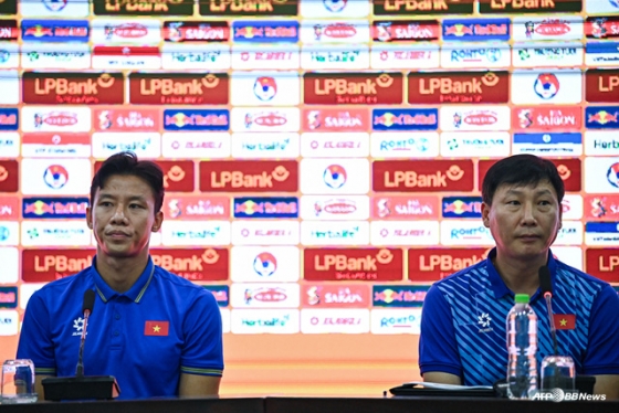 기자회견에 임하는 김상식 베트남 축구대표팀 감독(오른쪽). /AFPBBNews=뉴스1