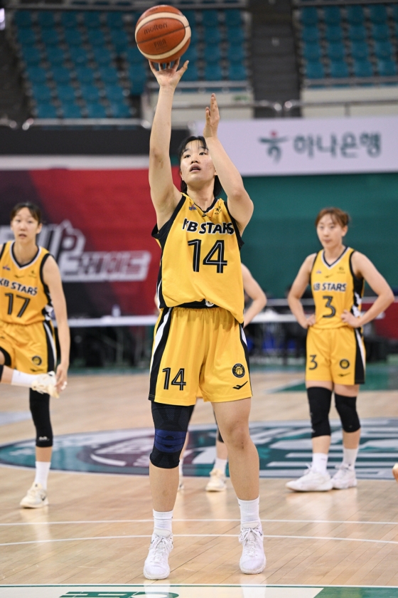 슛을 하는 송윤하의 모습. /사진=WKBL 제공