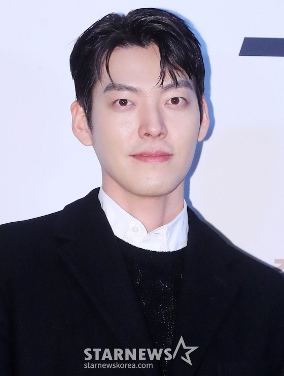 배우 김우빈이 5일 오후 서울 용산구 아이파크몰 CGV에서 진행된 영화 &#039;외계+인 2부&#039; VIP시사회에 참석해 포즈를 취하고 있다.  &#039;외계+인&#039; 2부는 치열한 신검 쟁탈전 속 숨겨진 비밀이 밝혀지는 가운데 현재로 돌아가 모두를 구하려는 인간과 도사들의 이야기를 그린 영화. 1부의 주역 류준열, 김태리, 김우빈, 염정아, 조우진, 김의성의 시너지와 더불어 1부에서 감춰졌던 활약을 펼칠 이하늬와 새롭게 합류한 맹인 검객 &#039;능파&#039; 역의 진선규가 더욱 풍성한 재미를 전할 예정이다. 오는 10일 개봉. 2024.01.05 /사진=김창현