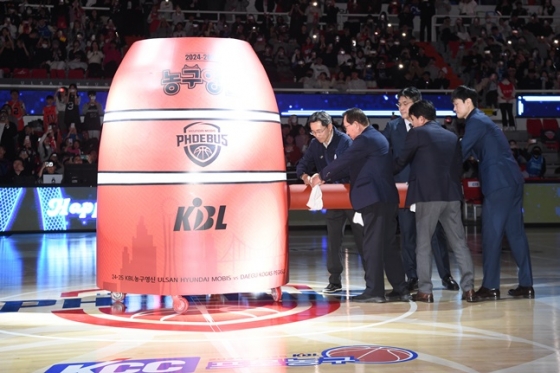 2024 KBL 농구영신 경기 종료 후 2025년을 맞이하는 타종 행사가 열리고 있다. /사진=KBL 제공 