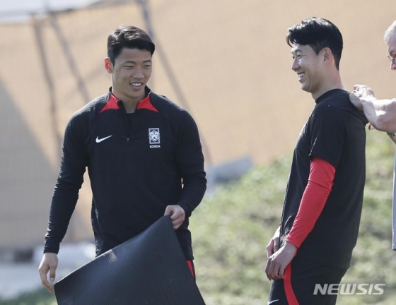 한국 축구대표팀에서 함께 훈련하는 황희찬(왼쪽)과 손흥민의 모습. /사진=뉴시스