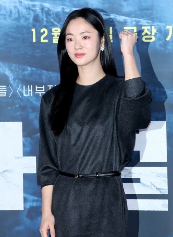 (서울=뉴스1) 권현진 기자 = 배우 전여빈이 18일 서울 용산구 CGV용산아이파크몰에서 열린 영화 &#039;하얼빈&#039; 언론 시사회에 참석해 포즈를 취하고 있다.   &#039;하얼빈&#039;은 1909년, 하나의 목적을 위해 하얼빈으로 향하는 이들과 이를 쫓는 자들 사이의 숨 막히는 추적과 의심을 그린 작품이다. 2024.12.18/뉴스1  Copyright (C) 뉴스1. All rights reserved. 무단 전재 및 재배포,  AI학습 이용 금지. /사진=(서울=뉴스1) 권현진 기자