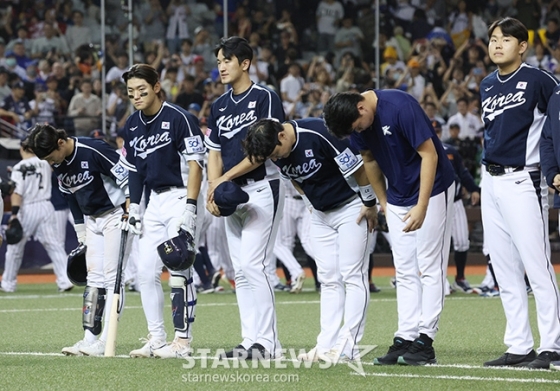 &#039;2024 WBSC 프리미어12&#039; B조 예선 한국-일본전이 2024년 11월 15일 대만 타이베이돔에서 열렸다. 한국 선수들이 일본에 3-6으로 패한 후 응원단에 인사하고 있다. /사진=김진경 대기자