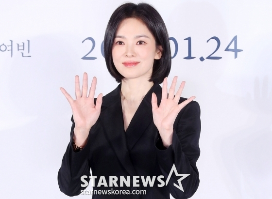 배우 송혜교가 16일 오전 서울 용산구 아이파크몰 CGV에서 진행된 영화 &#039;검은 수녀들&#039; 제작보고회에 참석해 포즈를 취하고 있다.  &#039;검은 수녀들&#039;은 &#039;검은 사제들&#039;의 두 번째 이야기로 강력한 악령에 사로잡힌 소년을 구하기 위해 금지된 의식에 나서는 사람들의 이야기를 그린 영화다. 내년 1월 24일 개봉. 2024.12.16 /사진=김창현 chmt@