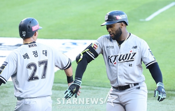  KT 위즈 로하스(오른쪽). /사진=김진경 대기자