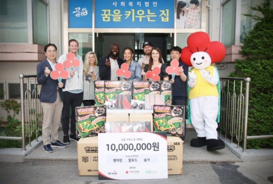 지난 2023년 5월 KT 외국인 선수들이 아내와 함께 수원 KT 위즈파크 인근 아동복지시설인 &#039;꿈을 키우는 집&#039;을 방문, 기념 촬영에 임하고 있다. /사진=KT 위즈 제공