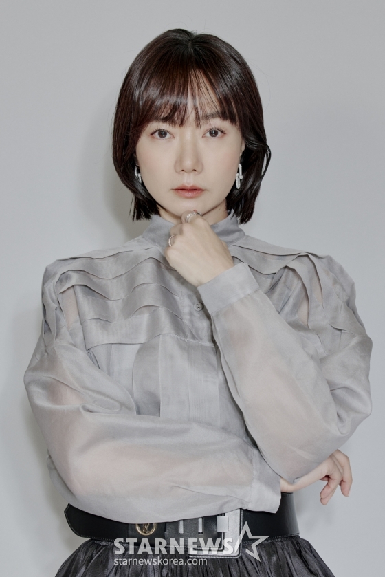 배우 배두나가 29일 오후 서울 종로구 소격동의 한 카페에서 진행된 쿠팡플레이 &#039;가족계획&#039; 관련 인터뷰를 위해 포즈를 취하고 있다.  극 중 배두나는 특별한 능력의 소유자이자 아이들에게 만큼은 다정한 엄마 영수 역할을 맡아 열연했다.  &#039;가족계획&#039;은 기억을 자유자재로 편집할 수 있는 특수한 능력을 가진 엄마 한영수(배두나)가 가족들과 합심하여 악당들에게 지옥을 선사하는 이야기. &#039;보이스&#039;(2021) 김곡·김선 쌍둥이 형제 감독이 메가폰을 잡았다. / 사진제공=쿠팡플레이 /사진=김창현 chmt@