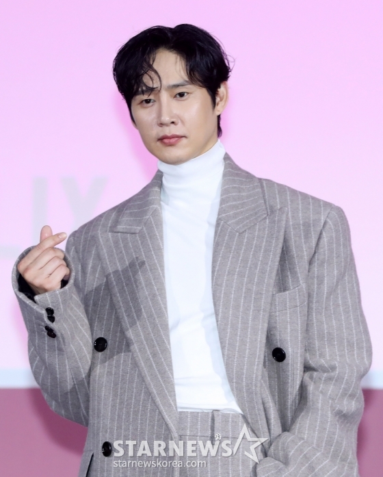[서울=뉴시스] 김혜진 기자 = 배우 박성훈이 9일 오전 서울 중구 동대문디자인플라자(DDP)에서 열린 넷플릭스 시리즈 &#039;오징어 게임&#039; 시즌2 제작발표회에서 포즈를 취하고 있다. 2024.12.09. jini@newsis.com /사진=김혜진