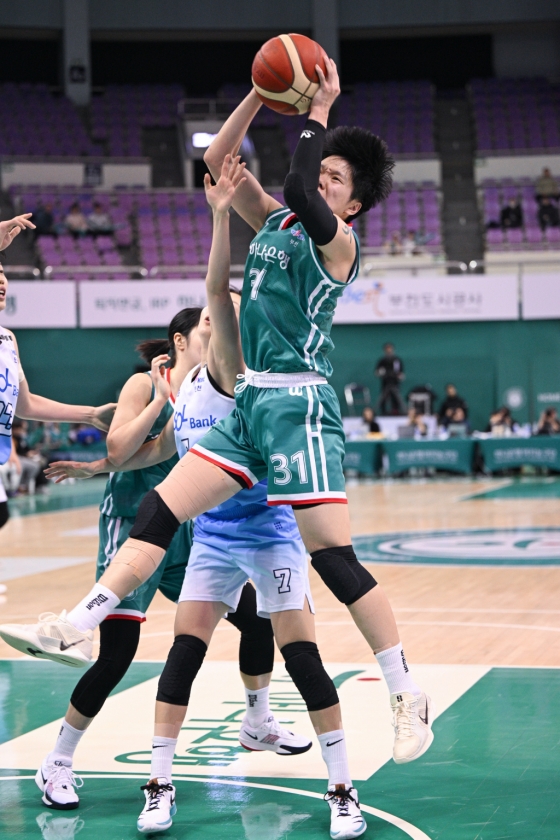 리바운드를 따내는 진안. /사진=WKBL 제공