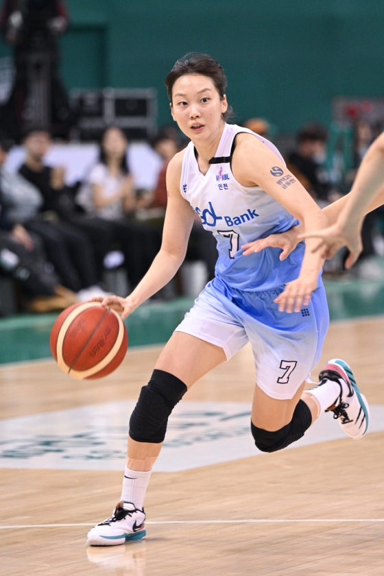 드리블 돌파하는 신지현. /사진=WKBL 제공