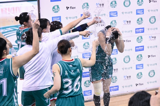 동료들에게 추가 물 세례를 받는 김정은의 모습. /사진=WKBL 제공