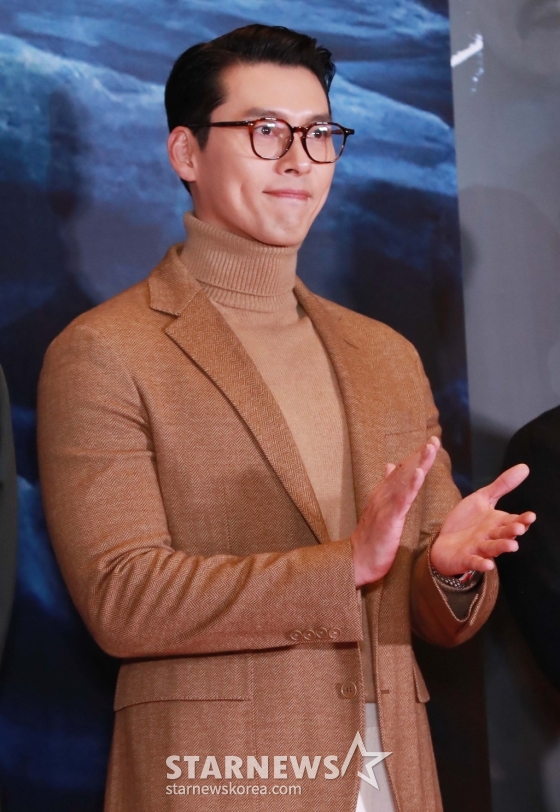 배우 현빈이 19일 오후 서울 CGV용산아이파크몰에서 진행된 영화 &#039;하얼빈&#039; VIP 시사회에 참석해 포즈를 취하고 있다. /2024.12.19 /사진=이동훈 photoguy@
