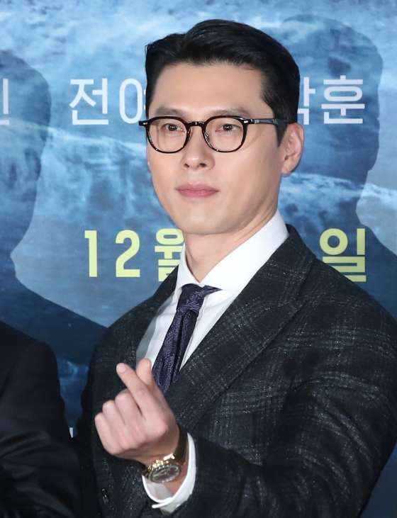 (서울=뉴스1) 권현진 기자 = 배우 현빈이 18일 서울 용산구 CGV용산아이파크몰에서 열린 영화 &#039;하얼빈&#039; 언론 시사회에 참석해 포즈를 취하고 있다.   &#039;하얼빈&#039;은 1909년, 하나의 목적을 위해 하얼빈으로 향하는 이들과 이를 쫓는 자들 사이의 숨 막히는 추적과 의심을 그린 작품이다. 2024.12.18/뉴스1  Copyright (C) 뉴스1. All rights reserved. 무단 전재 및 재배포,  AI학습 이용 금지. /사진=(서울=뉴스1) 권현진 기자