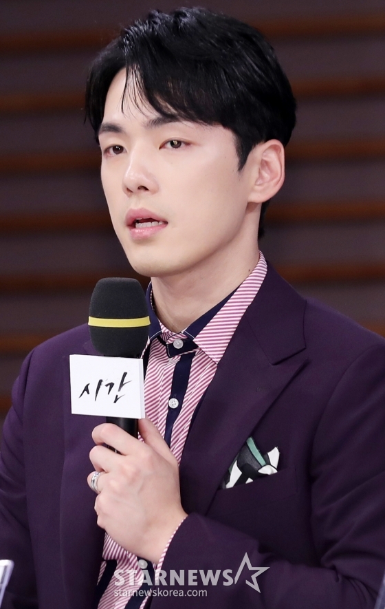 배우 김정현이 20일 오후 서울 마포구 상암 MBC 골든마우스홀에서 진행된 수목 미니시리즈 &#039;시간&#039; 제작발표회에 참석해 질의응답을 하고 있다. /사진=김휘선 기자 hwijpg@