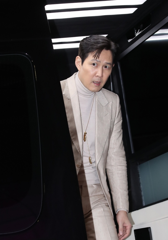 (서울=뉴스1) 권현진 기자 = 배우 이정재가 9일 서울 중구 동대문디자인플라자(DDP)에서 열린 넷플릭스 오리지널 시리즈 &#039;오징어 게임&#039; 시즌2 핑크카펫 행사에 참석하고 있다.   &#039;오징어 게임&#039; 시즌2는 복수를 다짐하고 다시 돌아와 게임에 참가하는 ‘기훈’(이정재)과 그를 맞이하는 ‘프론트맨’(이병헌)의 치열한 대결, 그리고 다시 시작되는 진짜 게임을 담은 이야기다. 2024.12.9/뉴스1  Copyright (C) 뉴스1. All rights reserved. 무단 전재 및 재배포,  AI학습 이용 금지. /사진=(서울=뉴스1) 권현진 기자