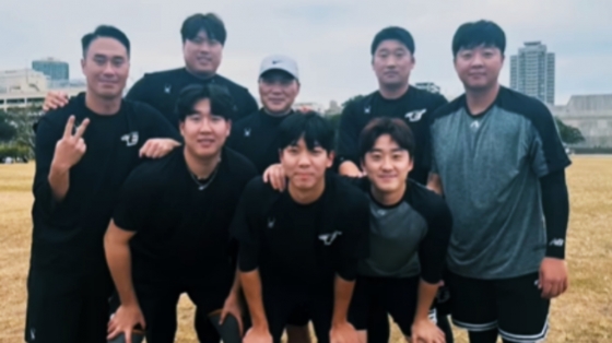 류현진을 비롯한 한화 선수들이 일본 오키나와에서 단체 사진을 찍고 있다. /사진=99코퍼레이션 SNS 갈무리