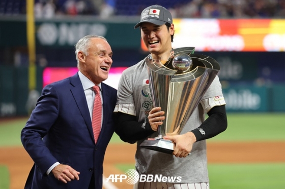 2023 WBC 대회 MVP를 수상한 오타니 쇼헤이(오른쪽). /AFPBBNews=뉴스1