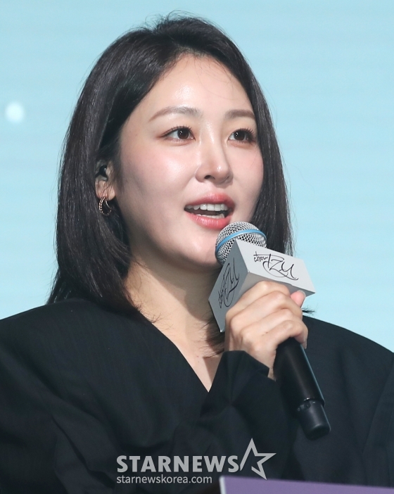 (서울=뉴스1) 권현진 기자 = 방송인 신아영이 5일 오후 서울 송파구 잠실 롯데호텔 월드에서 열린 쯔위의 솔로 데뷔앨범 &#039;abouTZU&#039; 발매 기념 기자간담회에 참석해 진행을 하고 있다.  Copyright (C) 뉴스1. All rights reserved. 무단 전재 및 재배포,  AI학습 이용 금지. /사진=(서울=뉴스1) 권현진 기자