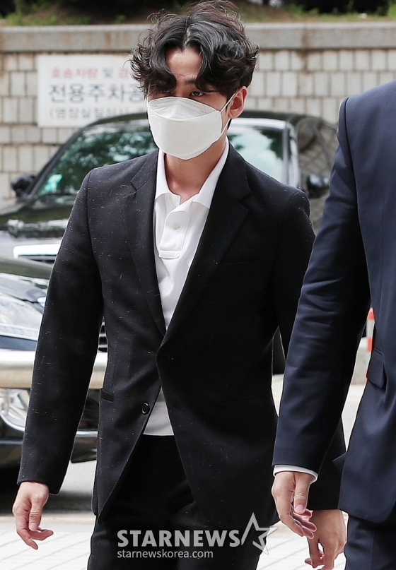 대마초 상습 흡연 혐의를 받고 있는 그룹 비투비 전 멤버 정일훈이 10일 오후 서울 서초구 서울중앙지방법원에서 열린 선고 공판에 출석하고 있다.  이날 재판부는 정일훈에게 징역 2년의 실형을 선고했다.