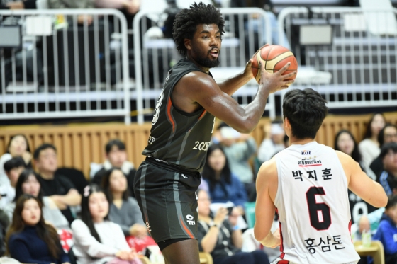 레이션 해먼즈(가운데)가 3일 오후7시 수원KT 소닉붐아레나에서 열린 KT 대 정관장의 &#039;2024~2025시즌 KCC 프로농구&#039; 정규리그 3라운드에서 패스 줄 곳을 찾고 있다. /사진=KBL 제공