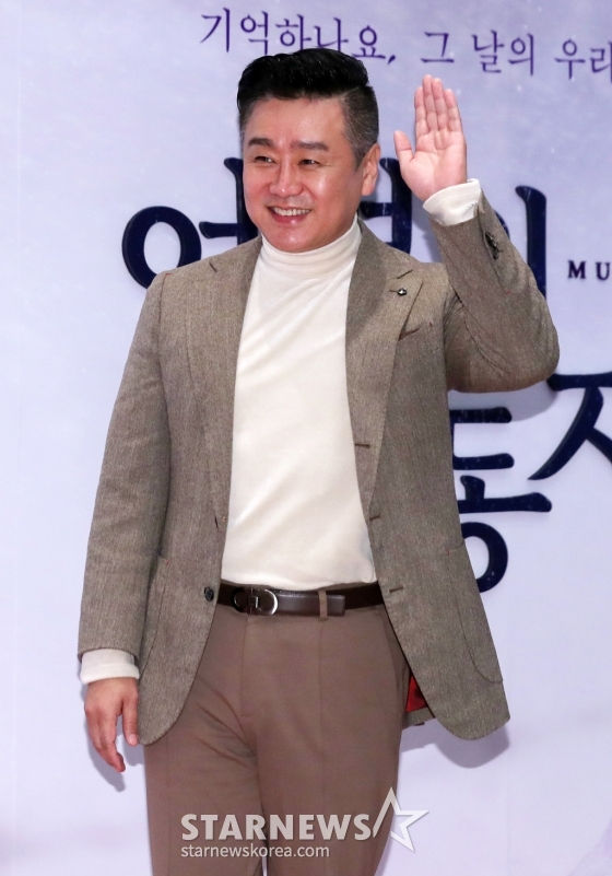  배우 이광기가 4일 오후 서울 종로구 세종문화회관에서 진행된 뮤지컬 &#039;여명의 눈동자&#039; VIP 시사회에 참석해 포즈를 취하고 있다.