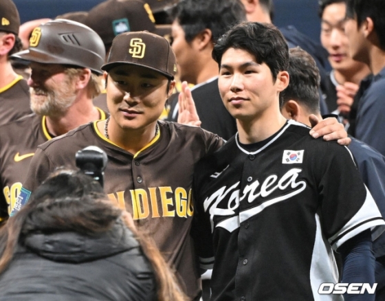 지난해 3월 MLB 서울시리즈 스페셜매치 후 김하성(왼쪽)과 김혜성.