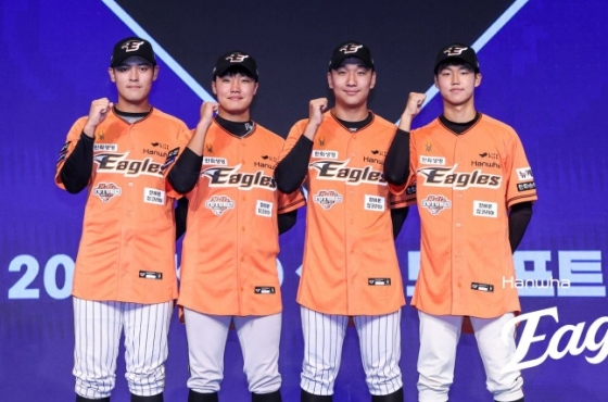 왼쪽부터 한지윤, 정우주, 권민규, 배승수가 2025 KBO 신인드래프트에서 포즈를 취하고 있다. /사진=한화 이글스 제공