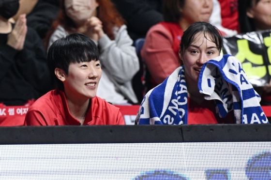 BNK 박혜진(왼쪽)이 5일 하나은행전을 벤치에서 지켜보고 있다. /사진=WKBL 제공 