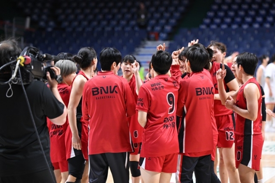 BNK 선수단이 5일 하나은행전 승리 후 세리머니를 하고 있다. /사진=WKBL 제공 