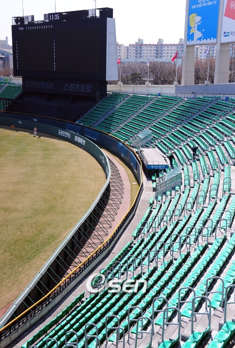 2009~2010년 잠실구장의 LG &#039;X존&#039; 모습. 사진 왼쪽이 간이 펜스.  /사진=OSEN