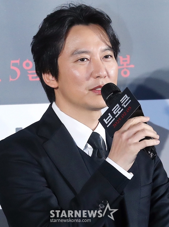 배우 김남길이 6일 오전 서울 광진구 롯데시네마 건대입구에서 진행된 영화 &#039;브로큰&#039; 제작보고회에 참석해 인사말을 하고 있다.  &#039;브로큰&#039;은 시체로 돌아온 동생과 사라진 그의 아내, 사건을 예견한 베스트셀러 소설까지, 모든 것이 얽혀버린 그날 밤의 진실을 밝히기 위해 끝까지 달려가는 민태(하정우 분)의 분노의 추적을 그린 이야기. 오는 2월 5일 개봉. 2025.01.06 /사진=김창현 chmt@