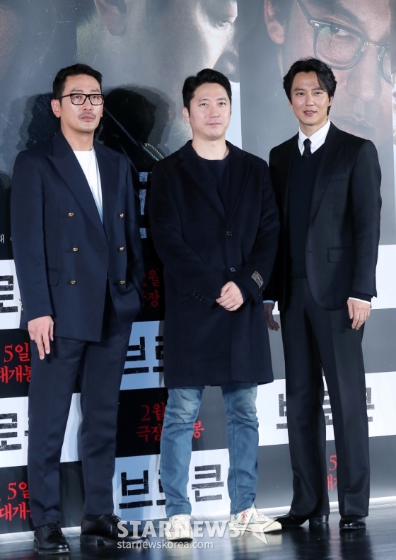 김진황 감독(가운데), 배우 하정우, 김남길이 6일 오전 서울 광진구 롯데시네마 건대입구에서 진행된 영화 &#039;브로큰&#039; 제작보고회에 참석해 포즈를 취하고 있다.   &#039;브로큰&#039;은 시체로 돌아온 동생과 사라진 그의 아내, 사건을 예견한 베스트셀러 소설까지, 모든 것이 얽혀버린 그날 밤의 진실을 밝히기 위해 끝까지 달려가는 민태(하정우 분)의 분노의 추적을 그린 이야기. 오는 2월 5일 개봉. 2025.01.06 /사진=김창현 chmt@