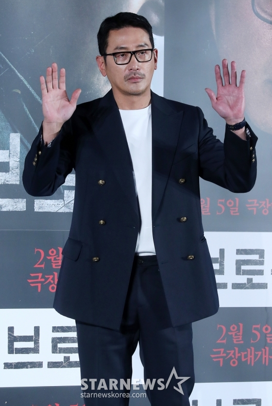 배우 하정우가 6일 오전 서울 광진구 롯데시네마 건대입구에서 진행된 영화 &#039;브로큰&#039; 제작보고회에 참석해 포즈를 취하고 있다.   &#039;브로큰&#039;은 시체로 돌아온 동생과 사라진 그의 아내, 사건을 예견한 베스트셀러 소설까지, 모든 것이 얽혀버린 그날 밤의 진실을 밝히기 위해 끝까지 달려가는 민태(하정우 분)의 분노의 추적을 그린 이야기. 오는 2월 5일 개봉. 2025.01.06 /사진=김창현 chmt@