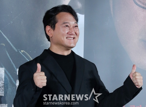 배우 정만식이 6일 오전 서울 광진구 롯데시네마 건대입구에서 진행된 영화 &#039;브로큰&#039; 제작보고회에 참석해 포즈를 취하고 있다.   &#039;브로큰&#039;은 시체로 돌아온 동생과 사라진 그의 아내, 사건을 예견한 베스트셀러 소설까지, 모든 것이 얽혀버린 그날 밤의 진실을 밝히기 위해 끝까지 달려가는 민태(하정우 분)의 분노의 추적을 그린 이야기. 오는 2월 5일 개봉. 2025.01.06 /사진=김창현 chmt@