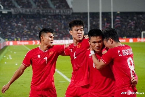  5일(한국시간) 태국 방콕의 라자망갈라 스타디움에서 열린 2024 아세안축구연맹(AFF) 미쓰비시일렉트릭컵(미쓰비시컵) 결승 2차전 경기 중 득점을 터트린 베트남 선수들이 기뻐하고 있다. /AFPBBNews=뉴스1