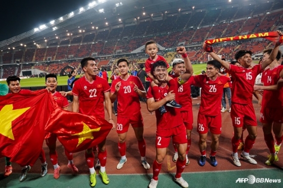 베트남 선수들이 5일(한국시간) 태국 방콕의 라자망갈라 스타디움에서 열린 2024 아세안축구연맹(AFF) 미쓰비시일렉트릭컵(미쓰비시컵) 결승 2차전 경기 후 우승 순간을 만끽하고 있다. /AFPBBNews=뉴스1