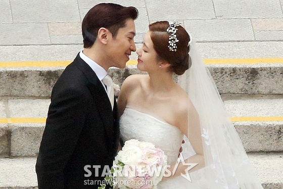 그룹 신화 에릭과 배우 나혜미가 1일 서울 중구 저동 영락교회에서 겷혼식전에 들러리들의 축하를 받으며 웨딩사진촬영을 하고 있다. /사진=임성균 기자 tjdrbs23@