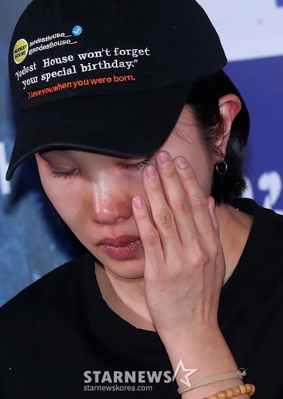 현해리 감독이 6일 오후 서울 용산구 아이파크몰 CGV에서 진행된 영화 &#039;폭락&#039; 언론시사회 및 기자간담회에서 故 송재림 생각에 눈물을 흘리고 있다.  &#039;폭락&#039;은 고(故) 송재림 배우의 유작이자 가상화폐 시장에 뛰어든 청년 사업가 혹은 사기꾼의 이야기를 그린 영화다. 오는 15일 개봉. 2025.01.06 /사진=김창현 chmt@