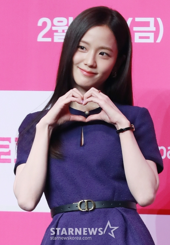 배우 지수가 7일 오전 서울 여의도 콘래드호텔에서 진행된 쿠팡플레이 오리지널 시리즈 &#039;뉴토피아&#039; 제작발표회에서 포즈를 취하고 있다.  군인 재윤과 곰신 영주가 좀비에 습격당한 서울 도심을 가로질러 서로에게 달려가는 이야기 &#039;뉴토피아&#039;는 2월 7일 공개된다. /2025.01.07 /사진=이동훈 photoguy@
