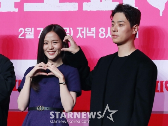 배우 박정민, 지수가 7일 오전 서울 여의도 콘래드호텔에서 진행된 쿠팡플레이 오리지널 시리즈 &#039;뉴토피아&#039; 제작발표회에서 포즈를 취하고 있다.  군인 재윤과 곰신 영주가 좀비에 습격당한 서울 도심을 가로질러 서로에게 달려가는 이야기 &#039;뉴토피아&#039;는 2월 7일 공개된다. /2025.01.07 /사진=이동훈 photoguy@