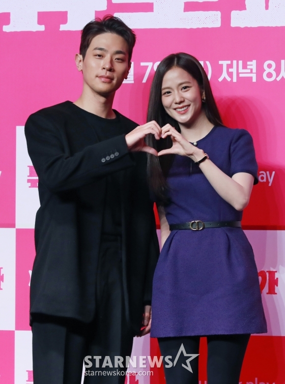 배우 박정민, 지수가 7일 오전 서울 여의도 콘래드호텔에서 진행된 쿠팡플레이 오리지널 시리즈 &#039;뉴토피아&#039; 제작발표회에서 포즈를 취하고 있다.  군인 재윤과 곰신 영주가 좀비에 습격당한 서울 도심을 가로질러 서로에게 달려가는 이야기 &#039;뉴토피아&#039;는 2월 7일 공개된다. /2025.01.07 /사진=이동훈 photoguy@