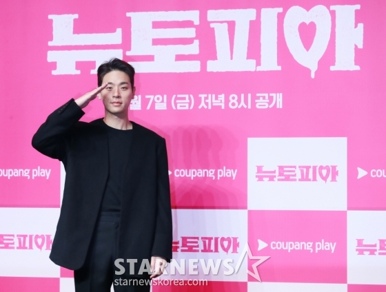 배우 박정민이 7일 오전 서울 여의도 콘래드호텔에서 진행된 쿠팡플레이 오리지널 시리즈 &#039;뉴토피아&#039; 제작발표회에서 포즈를 취하고 있다.  군인 재윤과 곰신 영주가 좀비에 습격당한 서울 도심을 가로질러 서로에게 달려가는 이야기 &#039;뉴토피아&#039;는 2월 7일 공개된다. /2025.01.07 /사진=이동훈 photoguy@