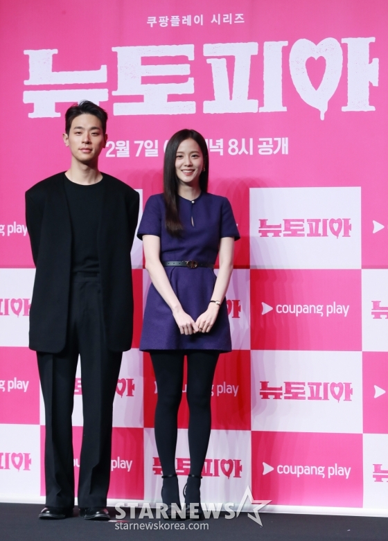 배우 박정민, 지수가 7일 오전 서울 여의도 콘래드호텔에서 진행된 쿠팡플레이 오리지널 시리즈 &#039;뉴토피아&#039; 제작발표회에서 포즈를 취하고 있다.  군인 재윤과 곰신 영주가 좀비에 습격당한 서울 도심을 가로질러 서로에게 달려가는 이야기 &#039;뉴토피아&#039;는 2월 7일 공개된다. /2025.01.07 /사진=이동훈 photoguy@
