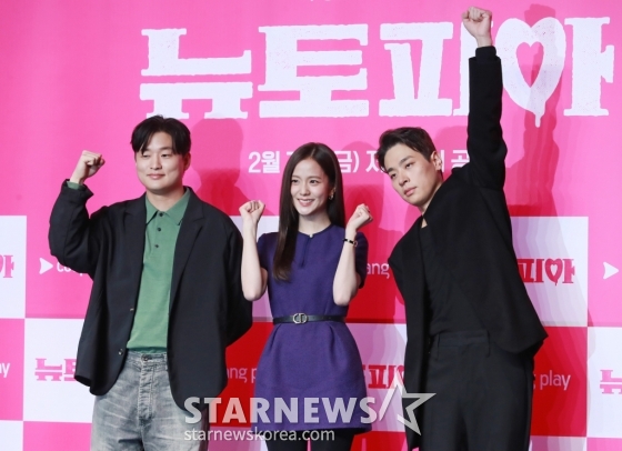 윤상현 감독, 배우 지수, 박정민이 7일 오전 서울 여의도 콘래드호텔에서 진행된 쿠팡플레이 오리지널 시리즈 &#039;뉴토피아&#039; 제작발표회에서 포즈를 취하고 있다.  군인 재윤과 곰신 영주가 좀비에 습격당한 서울 도심을 가로질러 서로에게 달려가는 이야기 &#039;뉴토피아&#039;는 2월 7일 공개된다. /2025.01.07 /사진=이동훈 photoguy@