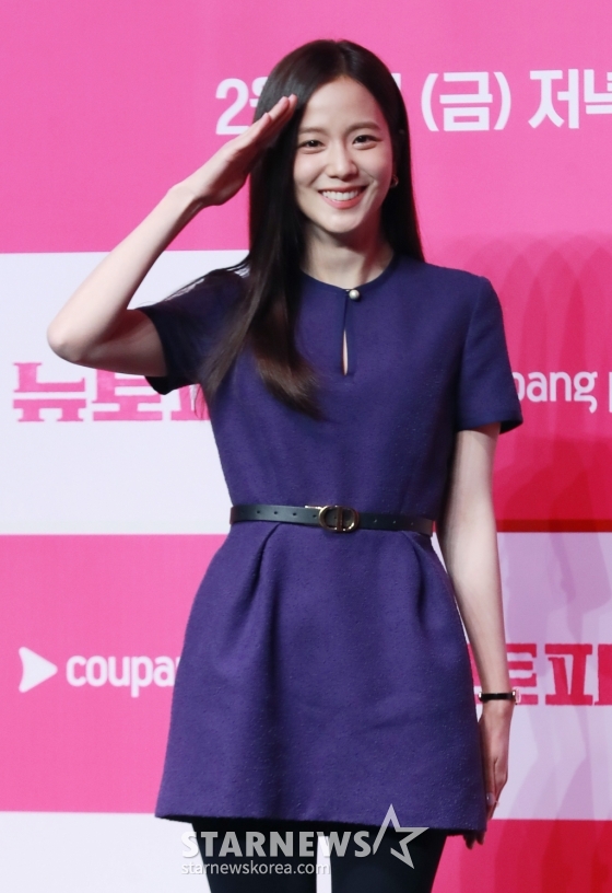 배우 지수가 7일 오전 서울 여의도 콘래드호텔에서 진행된 쿠팡플레이 오리지널 시리즈 &#039;뉴토피아&#039; 제작발표회에서 포즈를 취하고 있다.  군인 재윤과 곰신 영주가 좀비에 습격당한 서울 도심을 가로질러 서로에게 달려가는 이야기 &#039;뉴토피아&#039;는 2월 7일 공개된다. /2025.01.07 /사진=이동훈 photoguy@