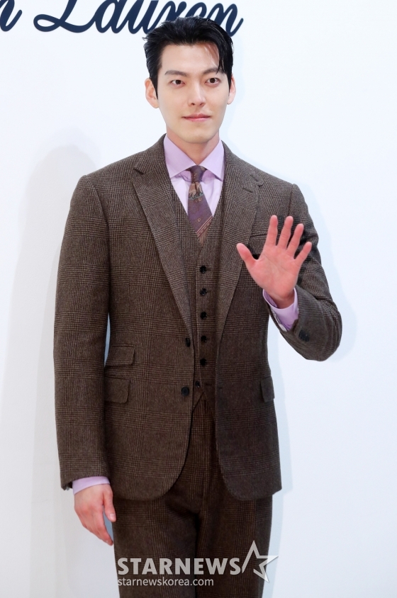 배우 김우빈이 19일 오후 서울 옥션 강남센터에서 진행된 패션 브랜드 &#039;랄프 로렌 스프링 2024 프레젠테이션&#039; 포토콜 행사에 참석해 포즈를 취하고 있다. 2024.03.19 /사진=김창현