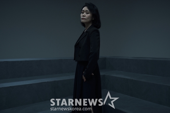 배우 강애심이 7일 오후 서울 종로구 소격동의 한 카페에서 진행된 넷플릭스 시리즈 &#039;오징어 게임2&#039; 관련 인터뷰를 위해 포즈를 취하고 있다.  강애심은 극 중 아들(양동근)의 빚을 대산 갚기 위해 게임에 참가한 엄마 금자 역을 맡아 열연했다. / 사진제공=넷플릭스 /사진=김창현 chmt@