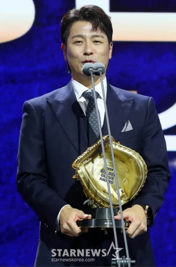 삼성 강민호가 2024 KBO 골든글러브상을 수상하고 소감을 밝히고 있다. /사진=김창현 기자