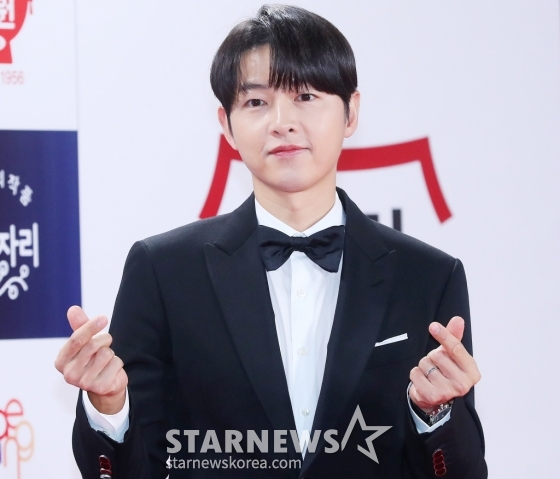 배우 송중기가 24일 오후 서울 영등포구 여의도동 KBS 신관홀에서 진행된 &#039;제44회 청룡영화상&#039; 레드카펫 행사에 참석해 포즈를 취하고 있다. 2023.11.24 /사진=김창현